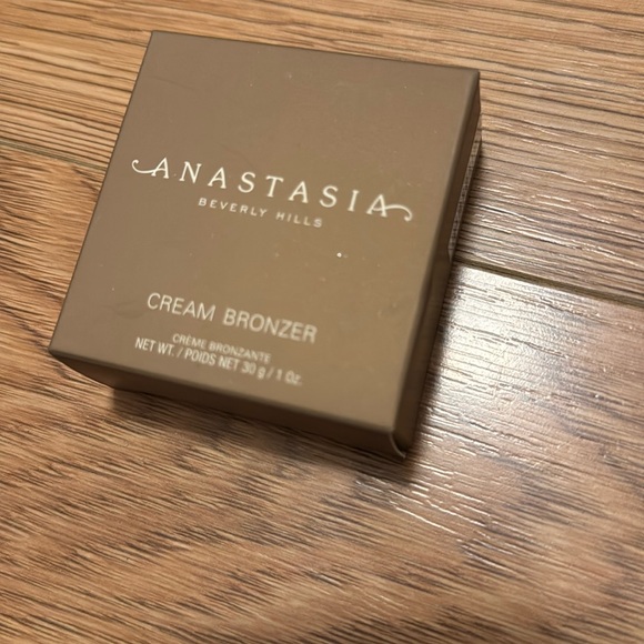 Anastasia Beverly Hills Cream Bronzer in Sun Kissed - Picture 2 of 5